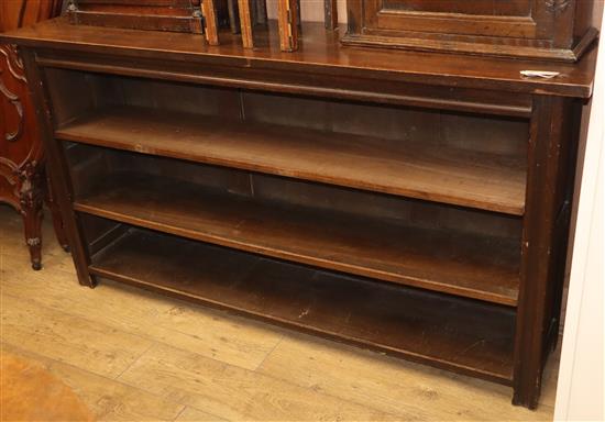 An oak open bookcase fitted two shelves W.170cm